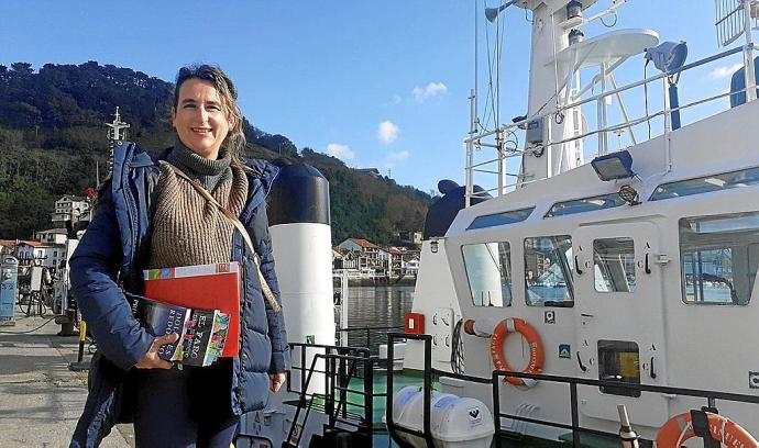 Maider Pérez, junto a los remolcadores, una de las paradas en su recorrido.