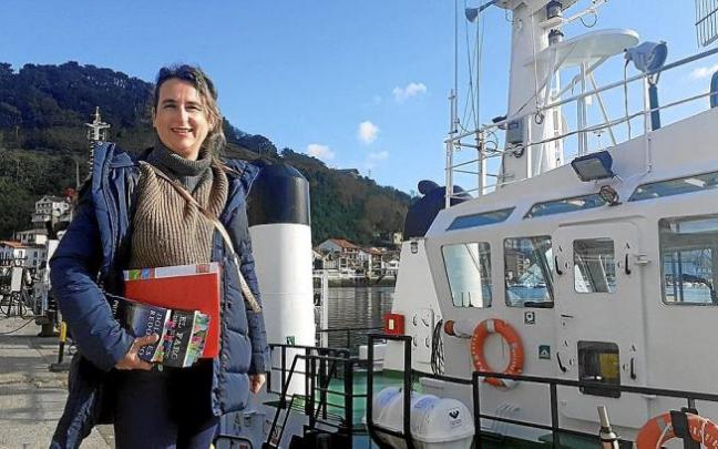 Maider Pérez, junto a los remolcadores, una de las paradas en su recorrido. Maider Pérez, junto a los remolcadores, una de las paradas en su recorrido.