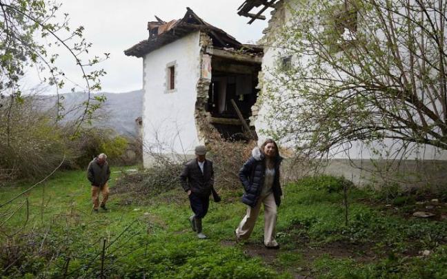 Matilde Añón, Domingo Eugi y Josetxo San Martín caminan por el interior de Zai. Matilde Añón, Domingo Eugi y Josetxo San Martín caminan por el interior de Zai.