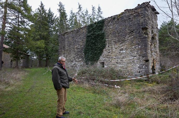 Josetxo San Martín Ekiza, junto a la que antaño fue la casa de su familia materna en Belzunegui.