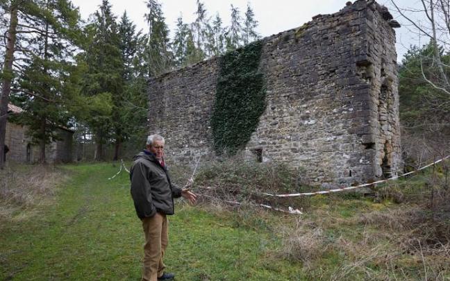 Josetxo San Martín Ekiza, junto a la que antaño fue la casa de su familia materna en Belzunegui.