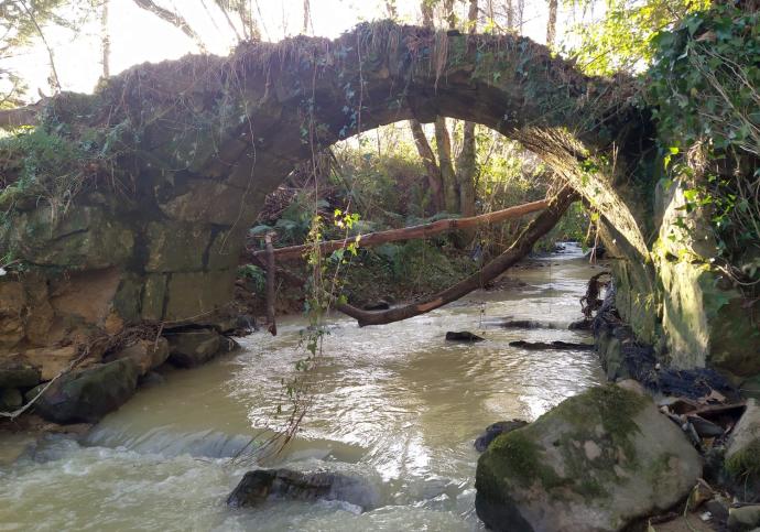 Un puente, probablemente del siglo XVIII habla de las conexiones con los alrededores.