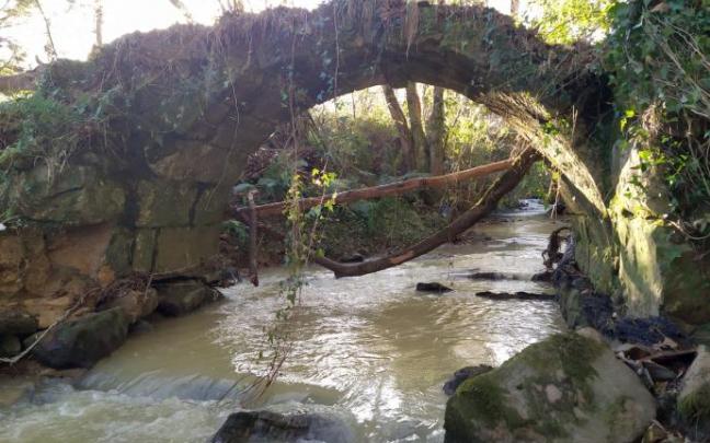 Un puente, probablemente del siglo XVIII habla de las conexiones con los alrededores. Un puente, probablemente del siglo XVIII habla de las conexiones con los alrededores.