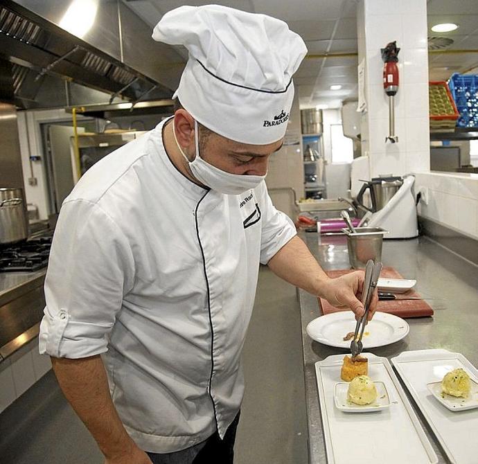 Un cocinero trabajando en el Parador de Argómaniz.