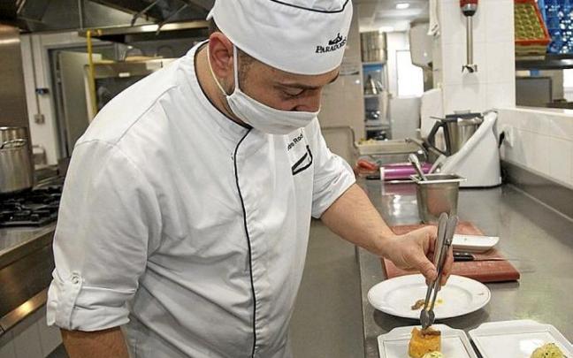 Un cocinero trabajando en el Parador de Argómaniz.