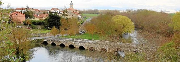 Imagen del puente con el pueblo de Trespuentes al fondo. Foto: Jorge Muñoz