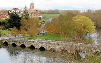 Imagen del puente con el pueblo de Trespuentes al fondo. Foto: Jorge Muñoz