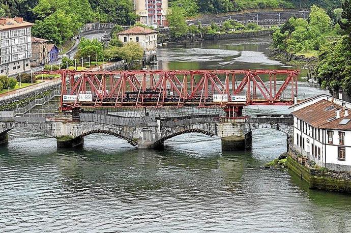 Aspecto del puente sobre la ría, que se cerrará el lunes. Foto: Gaizka Plágaro