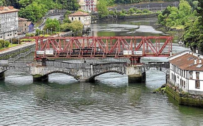 Aspecto del puente sobre la ría, que se cerrará el lunes. Foto: Gaizka Plágaro Aspecto del puente sobre la ría, que se cerrará el lunes. Foto: Gaizka Plágaro