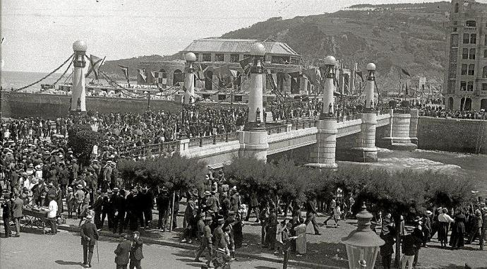 Imagen de la multitud que acudió al acto de apertura del puente, engalanado para la ocasión hace un siglo, en otra fotografía de Ricardo Martin.
