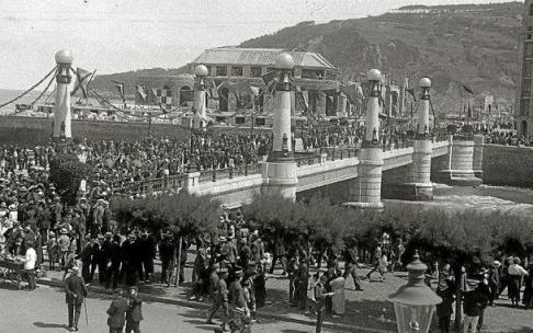 Imagen de la multitud que acudió al acto de apertura del puente, engalanado para la ocasión hace un siglo, en otra fotografía de Ricardo Martin.