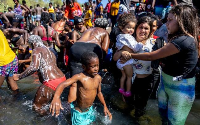 Un grupo de migrantes se lavan bajo el puente de Del Río Un grupo de migrantes se lavan bajo el puente de Del Río