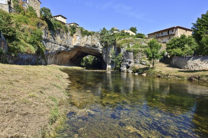 Característica vista de Puentedey desde el río Nela, que ha formado el puente natural que da nombre a la villa.