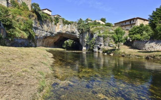 Característica vista de Puentedey desde el río Nela, que ha formado el puente natural que da nombre a la villa. Característica vista de Puentedey desde el río Nela, que ha formado el puente natural que da nombre a la villa.