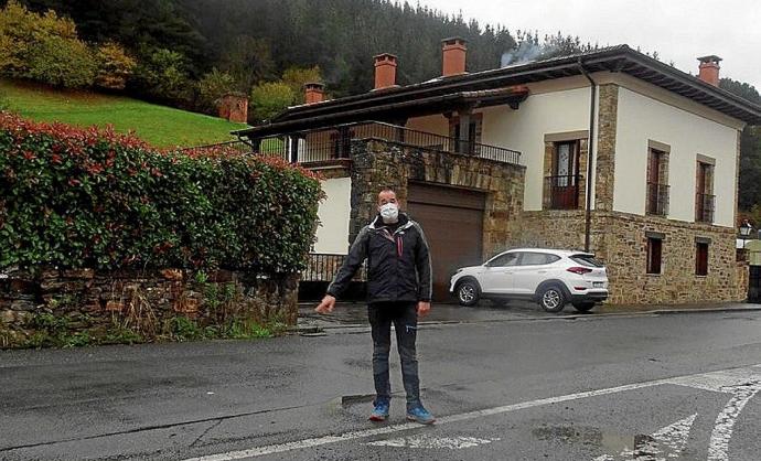 El oñatiarra Andoni Elkoroiribe en el espacio que ocupará la rotonda que el ente foral proyecta delante de su caserío.