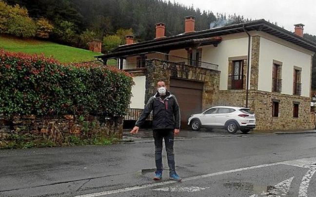 El oñatiarra Andoni Elkoroiribe en el espacio que ocupará la rotonda que el ente foral proyecta delante de su caserío.