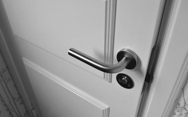 Imagen ilustrativa de una puerta de madera. Imagen ilustrativa de una puerta de madera.
