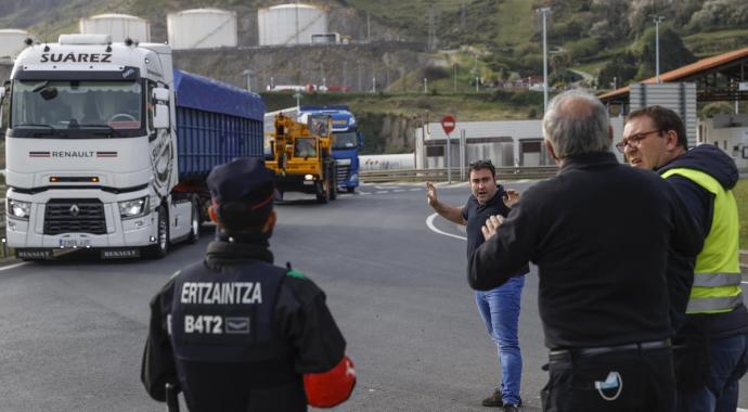 Imagen este lunes de varios vehículos de transporte parados en las inmediaciones del Puerto