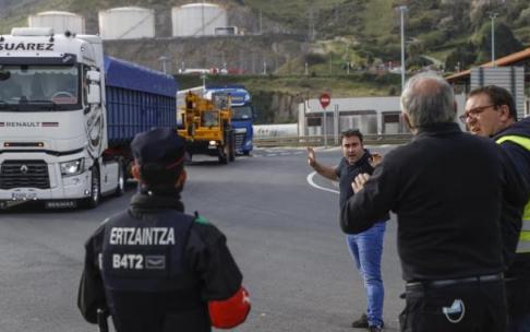 Imagen este lunes de varios vehículos de transporte parados en las inmediaciones del Puerto Imagen este lunes de varios vehículos de transporte parados en las inmediaciones del Puerto