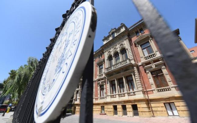 Vista del palacete Olabarri, antigua sede de la Autoridad Portuaria ubicada en el Campo del Volantín de Bilbao, y que saldrá al mercado inmobiliario en 2022.