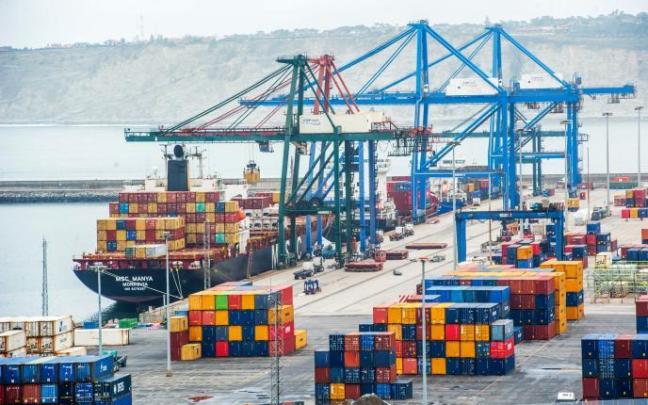 Labores de carga de contenedores en el Puerto de Bilbao. Labores de carga de contenedores en el Puerto de Bilbao.