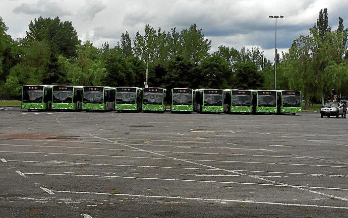 Autobuses alineados en el deteriorado parking de Mendizabala, que se va a asfaltar. Foto: DNA