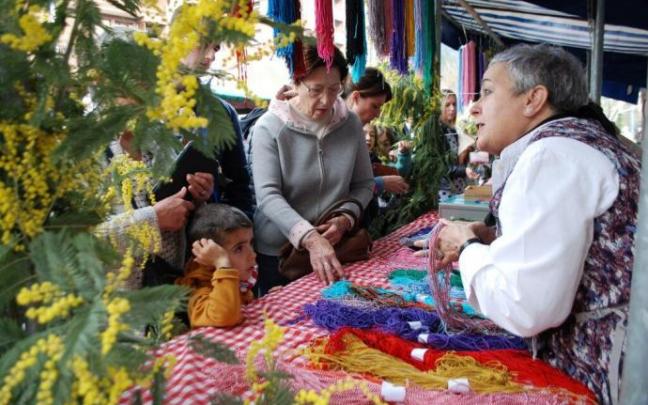 Puesto de cordones de San Blas en la feria de Llodio.