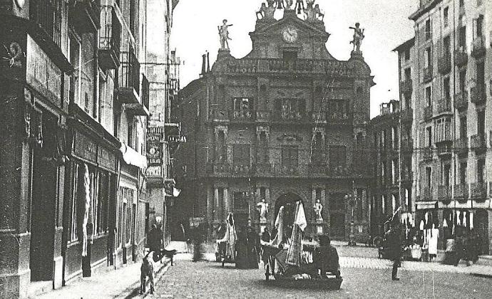 Foto: José Ayala. De Arazuri, J.J. "Pamplona, calles y barrios".