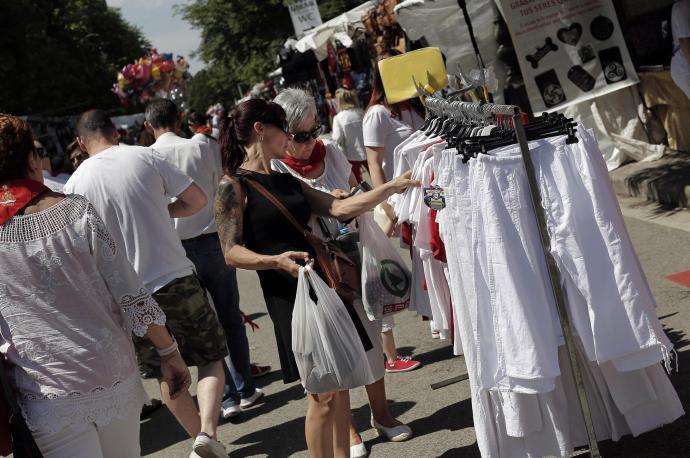 Personas mirando puestos en los Sanfermines de 2018