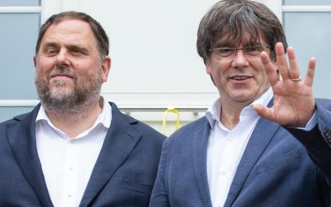 Junqueras y Puigdemont, en una imagen de archivo. Junqueras y Puigdemont, en una imagen de archivo.