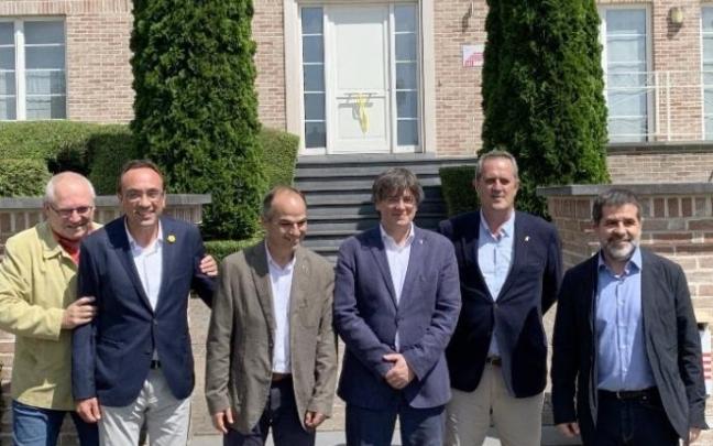 Es el primer encuentro en persona de los exconsellers con Puigdemont desde otoño de 2017. Es el primer encuentro en persona de los exconsellers con Puigdemont desde otoño de 2017.