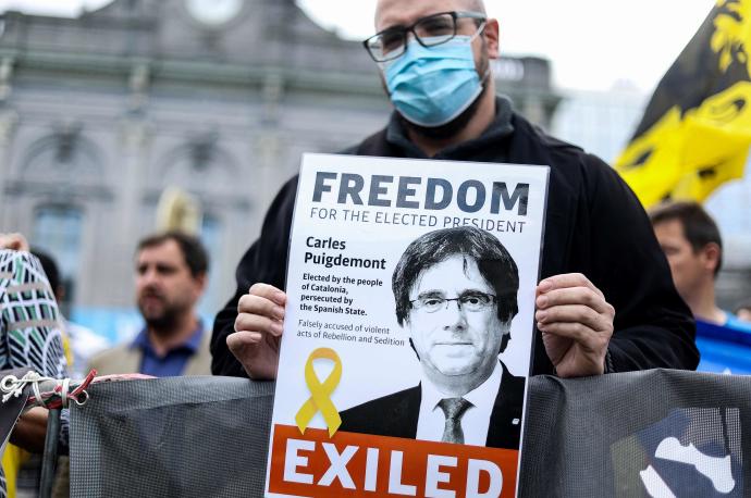 Un manifestante reclama la libertad de Puigdemont.
