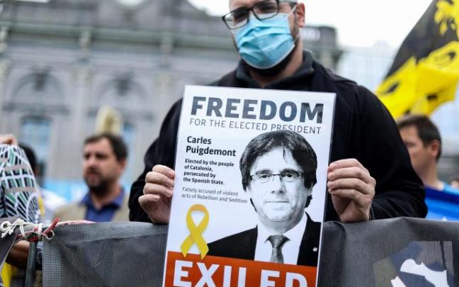 Un manifestante reclama la libertad de Puigdemont. Un manifestante reclama la libertad de Puigdemont.