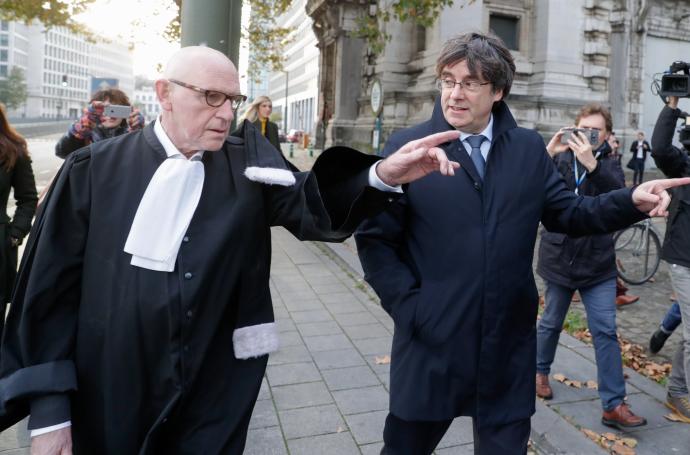 Puigdemont, junto a su abogado, a su llegada a una vista en un juzgado en Bruselas por la euroorden del Tribunal Supremo