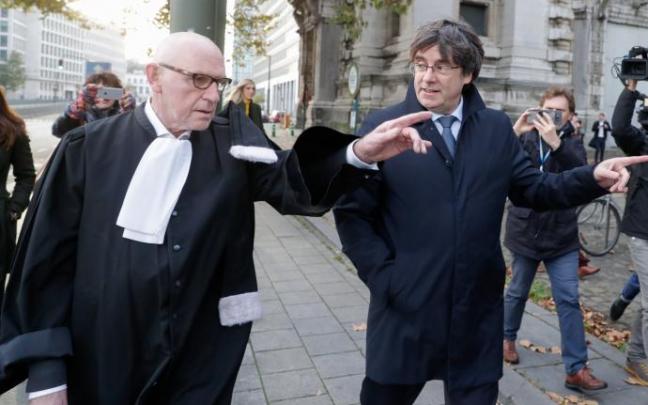 Puigdemont, junto a su abogado, a su llegada a una vista en un juzgado en Bruselas por la euroorden del Tribunal Supremo Puigdemont, junto a su abogado, a su llegada a una vista en un juzgado en Bruselas por la euroorden del Tribunal Supremo