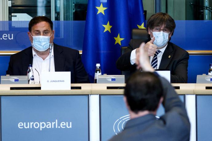 Junqueras y Puigdemont durante la rueda de prensa en el Parlamento Europeo.