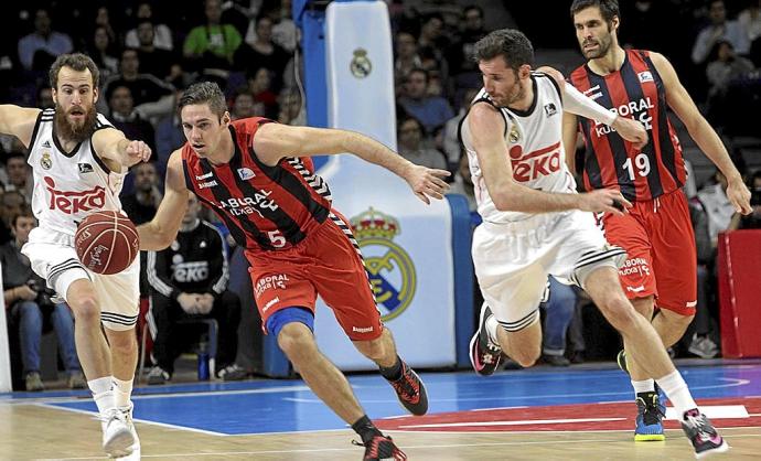 Causeur y San Emeterio ante Rudy y el Chacho Rodríguez, en el partido en el que el Baskonia se quedó sin opciones de Copa en la 2014-15. Fotos: Efe