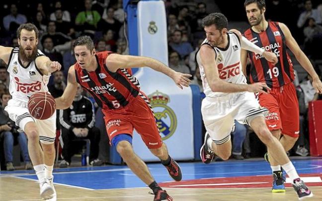 Causeur y San Emeterio ante Rudy y el Chacho Rodríguez, en el partido en el que el Baskonia se quedó sin opciones de Copa en la 2014-15. Fotos: Efe
