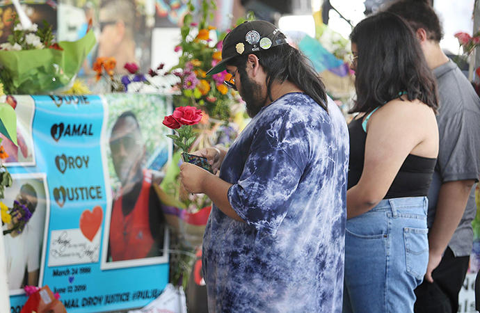 Homenaje por las víctimas del tiroteo de Pulse.