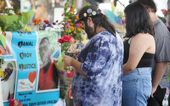Homenaje por las víctimas del tiroteo de Pulse.
