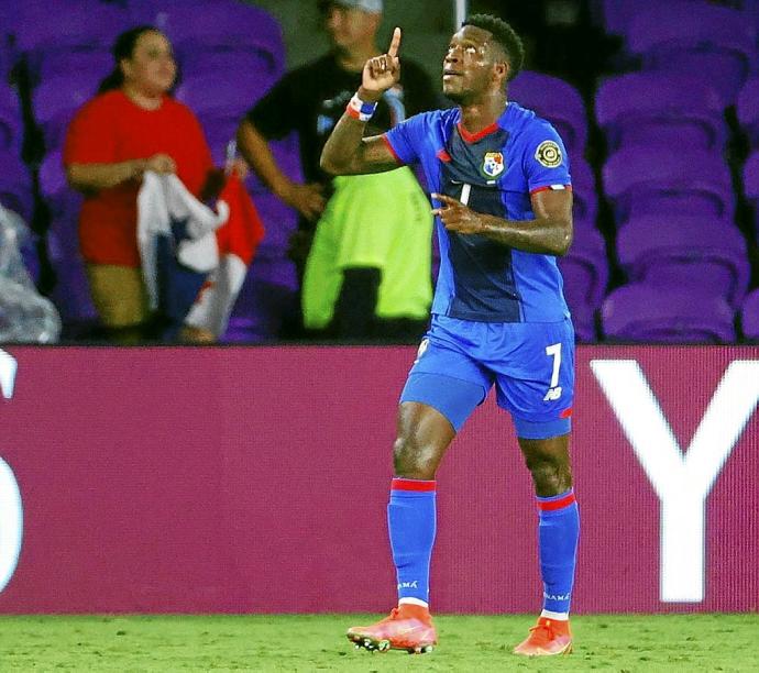 José Luis Rodríguez celebra uno de los dos goles que anotó con Panamá a Granada. Foto: Efe