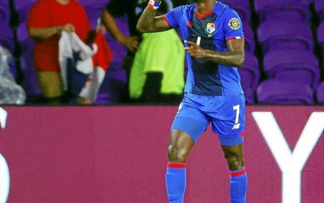 José Luis Rodríguez celebra uno de los dos goles que anotó con Panamá a Granada. Foto: Efe