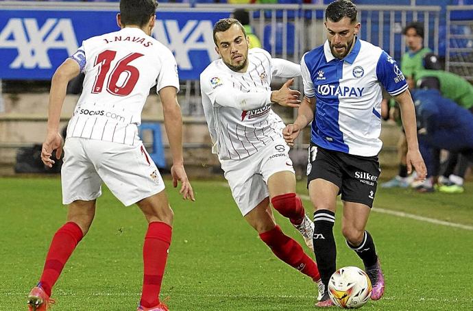 Rioja controla el balón ante la oposición de Jordan y Navas, ambos del Sevilla. Foto: Alex Larretxi