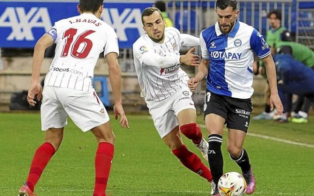 Rioja controla el balón ante la oposición de Jordan y Navas, ambos del Sevilla. Foto: Alex Larretxi