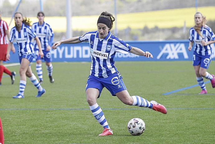 Ane Miren, que en la imagen se dispone a golpear con la izquierda, se maneja a la perfección con ambas piernas. Foto: Pilar Barco