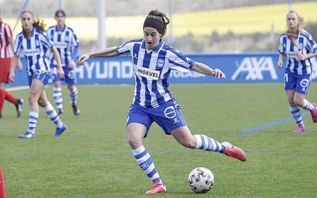 Ane Miren, que en la imagen se dispone a golpear con la izquierda, se maneja a la perfección con ambas piernas. Foto: Pilar Barco