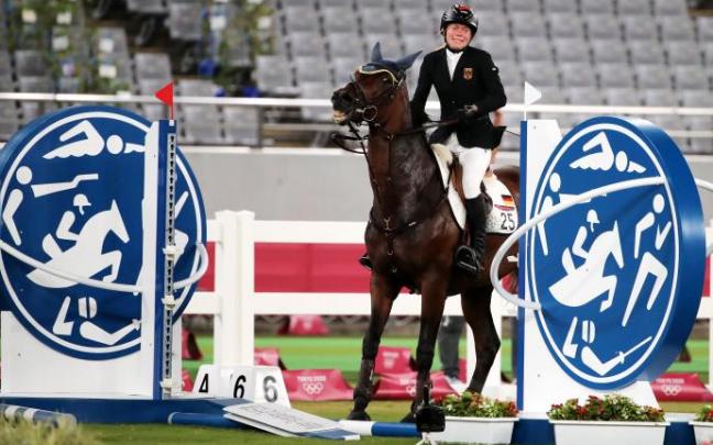 Annika Schleu de Alemania sobre Saint Boy después de chocar con un obstáculo.