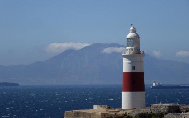 El estrecho de Gibraltar, desde el faro de Punta Europa.