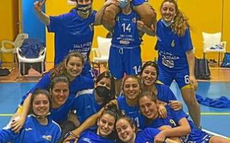 El senior B celebra el campeonato tras imponerse en la Final Four por primera vez en 39 años. Foto: U.B.