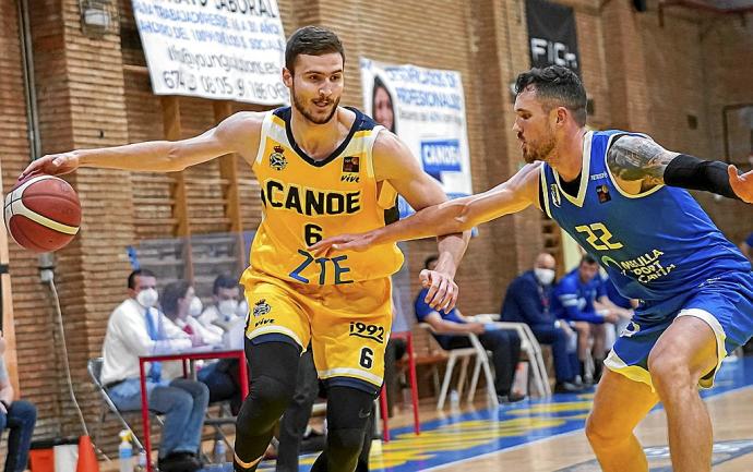 Miguel González conduce el balón en un encuentro de esta temporada con el Real Canoe. Foto: Federación Española de Baloncesto